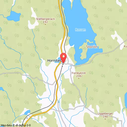 Polis är på plats och bevakar en tågövergång med anledning av tekniskt fel