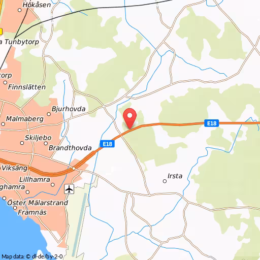 Blåljushändelse Anundshögsmotet Västerås Lastbil körde av vägen och hamnade på taket