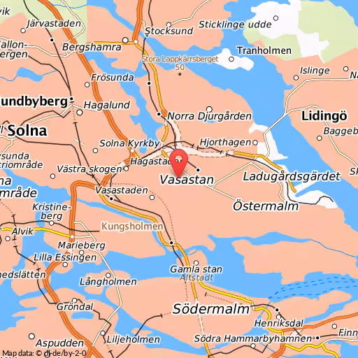 Två personbilar har kolliderat i korsningen Odengatan och Birger Jarlsgatan. En person ska vara lindrigt skadad